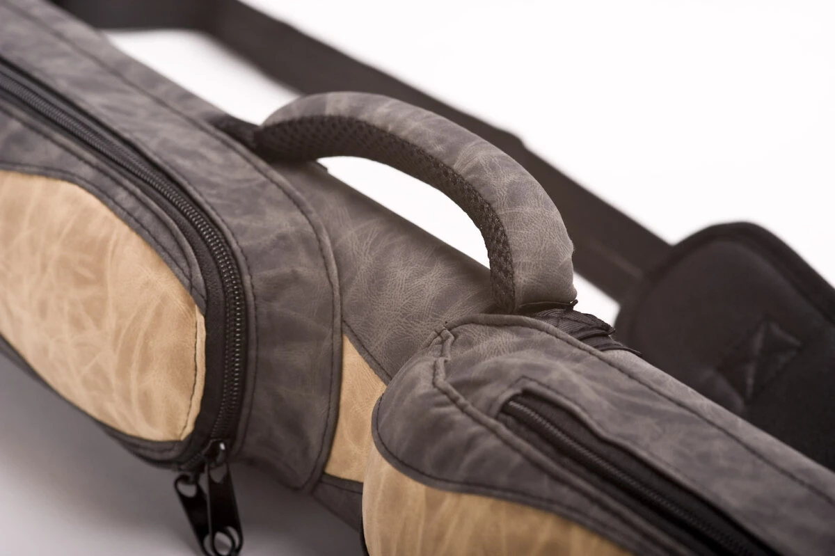 CUEL Billard-Köcher Suede Brown (2020) 2/2 Für Pool-Billard-Queues, Aus Kunst-Wildleder, Mit Schultergurt, Tragegriff Und Zwei Seitentaschen Für Billardzubehör – Bild 4