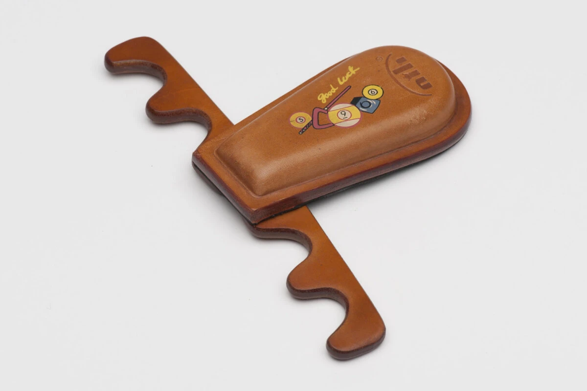 Queuehalter Aus Leder Für 4 Queues Mit Aufdruck – Bild 2