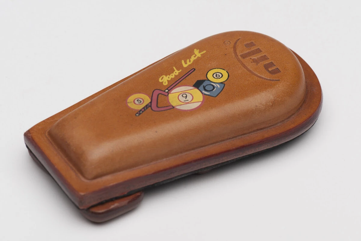 Queuehalter Aus Leder Für 4 Queues Mit Aufdruck – Bild 3